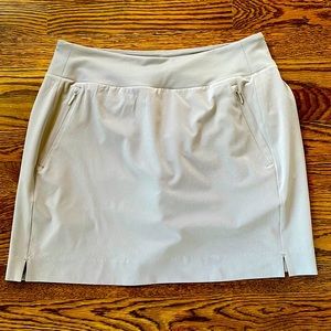 Women’s Athleta skort, side pockets with zippers, pockets in back like new